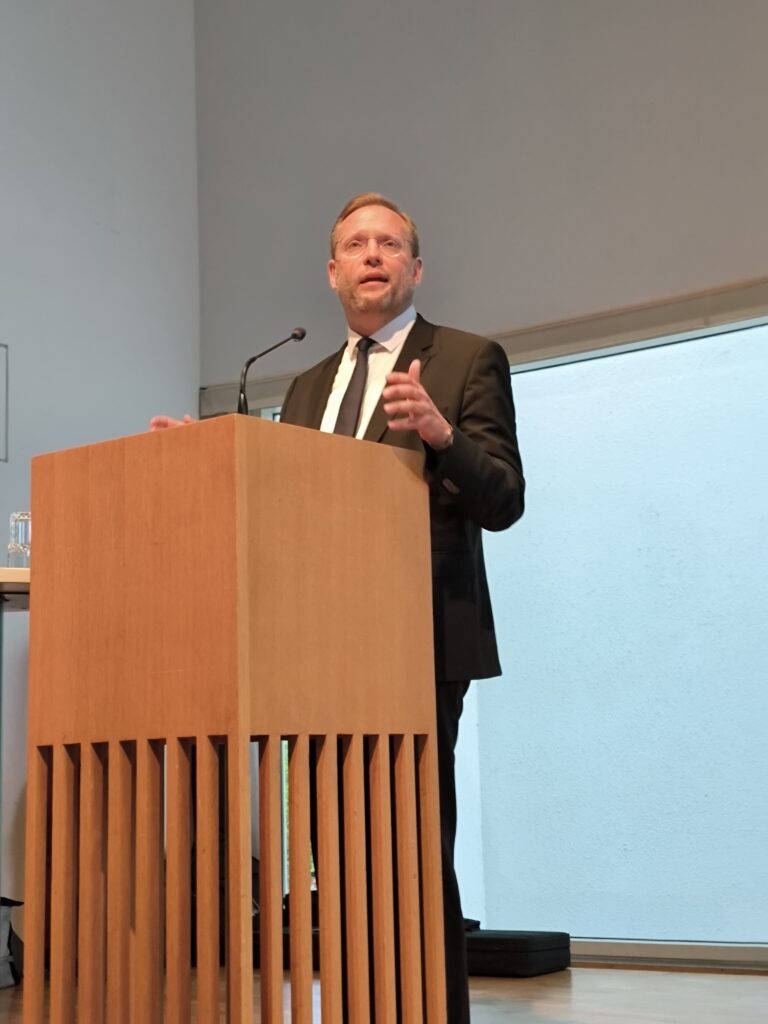 Auf dem Bild ist der Oberbürgermeister der Stadt Ulm bei seine Rede zum 80. Jahrestag der Befreiung vom Faschismus im Stadthaus Ulm zu sehen. Eine engagierte und teilweise emotionale Rede. Foto: Johannes Glembek