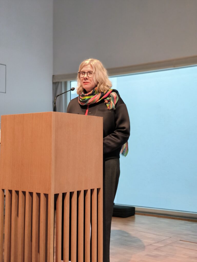 Auf dem Bild ist Dr. Nicola Wenge, Historikerin und wissenschaftliche Leitung des DZOK, bei ihrer Rede zum 80. Jahrestag der Befreiung vom Faschismus im Stadthaus Ulm zu sehen. Eine sehr differenzierte Betrachtung der Bedeutung und Einschätzung des 08. Mai und seiner Bedeutung. Foto: Johannes Glembek