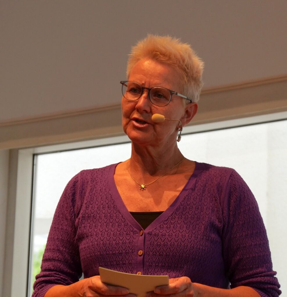 Claudia Feuchter, stellv. Vorsitzende der Freidenkerinnen und Freidenker Ulm/Neu-Ulm bei der Moderation des Festaktes zum 80. Jahrestag der Befreiung vom Faschismus im Stadthaus Ulm. Foto: Konrad Sedding