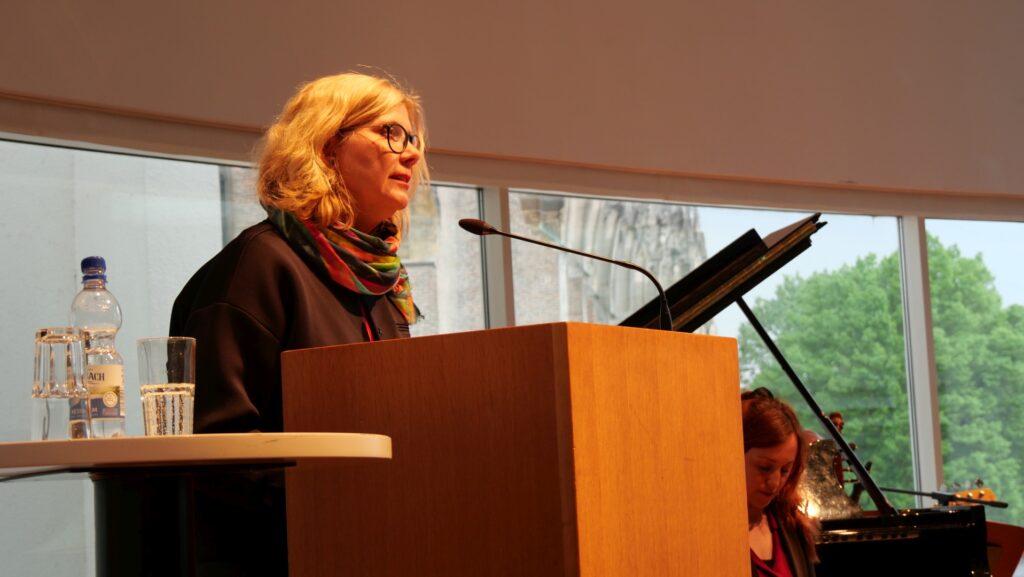 Auf dem Bild ist Dr. Nicola Wenge, Historikerin und wissenschaftliche Leitung des DZOK, bei ihrer Rede zum 80. Jahrestag der Befreiung vom Faschismus im Stadthaus Ulm zu sehen. Eine sehr differenzierte Betrachtung der Bedeutung und Einschätzung des 08. Mai und seiner Bedeutung. Foto: Konrad Sedding