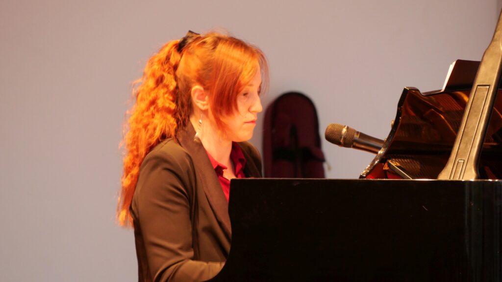 Auf dem Bild ist Tiziana Cappellino beim Auftritt des Turiner Trio „La Desbandá“ bei seinem Auftritt zum 80. Jahrestag der Befreiung vom Faschismus im Stadthaus Ulm zu sehen. Sie spielte am Flügel. Foto: Konrad Sedding