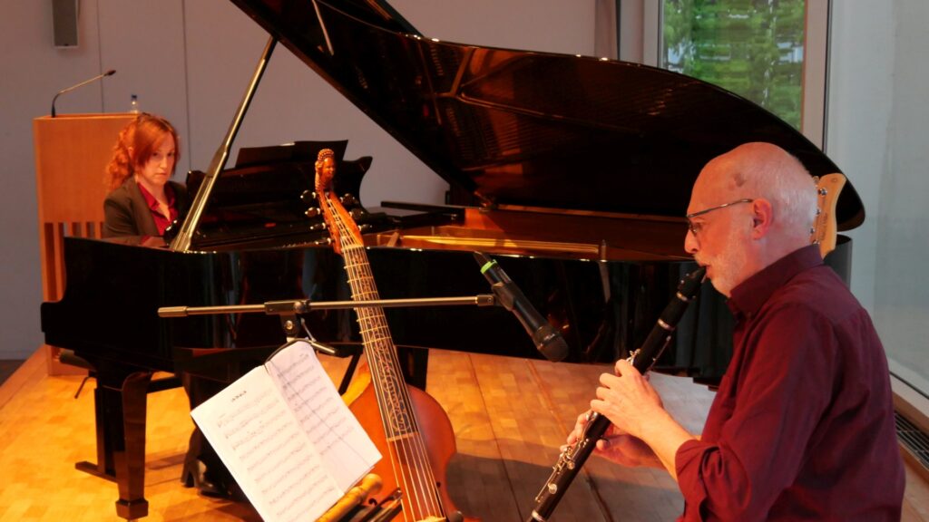 Auf dem Bild ist López Massimo Sartori mit Klarinette beim Auftritt des Turiner Trio „La Desbandá“ bei seinem Auftritt zum 80. Jahrestag der Befreiung vom Faschismus im Stadthaus Ulm zu sehen. Im Hintergrund sitzt Tiziana Cappellino am Flügel. Foto: Konrad Sedding